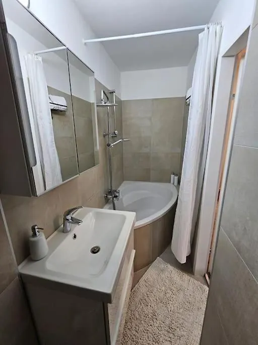 Affordable Suite In Vienna'S Hotpoint 0*, Vienna Austria